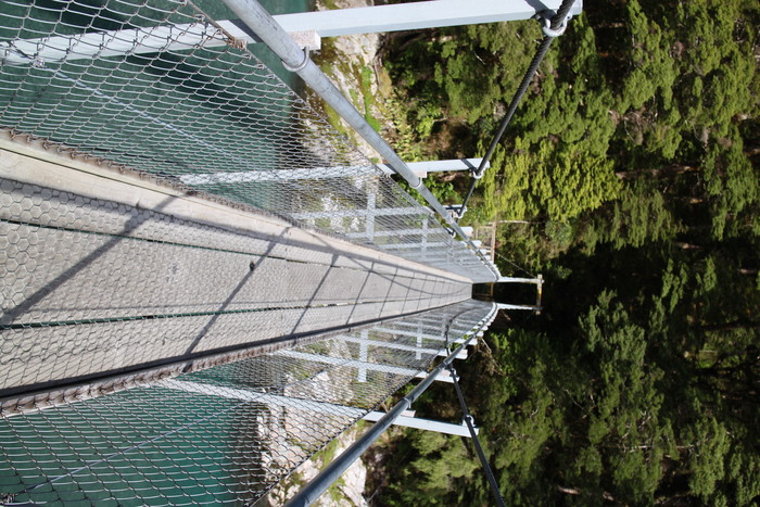 Hängebrücke an den Blue Pools